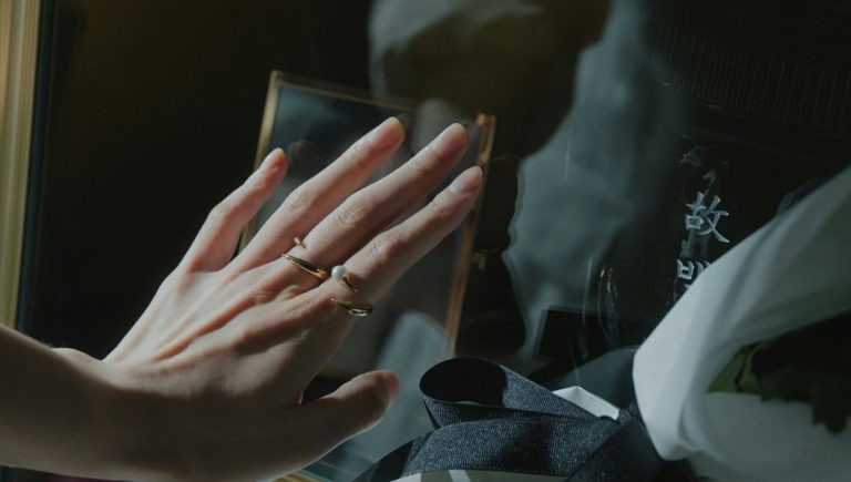 Nữ chính trở lại bí ẩn báo hiệu mùa 2 'Dear X'?