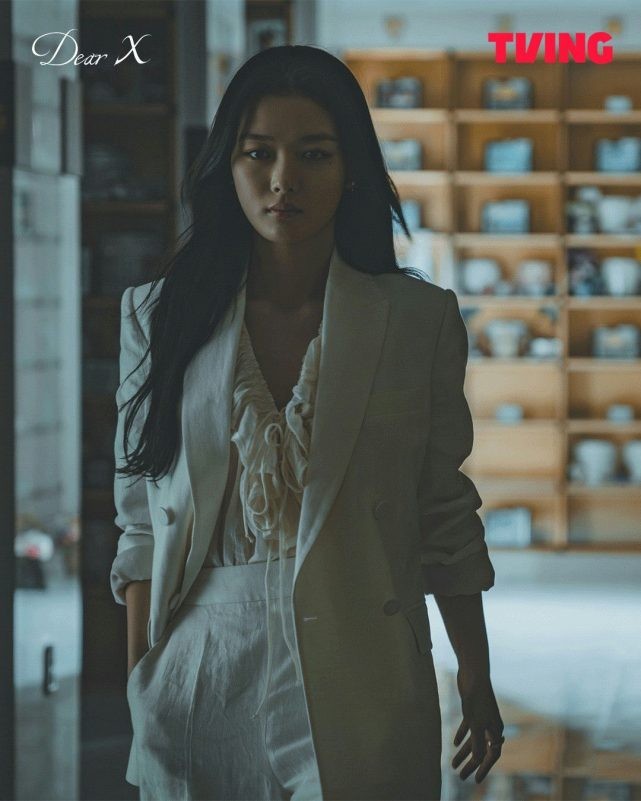 Nữ chính trở lại bí ẩn báo hiệu mùa 2 'Dear X'?