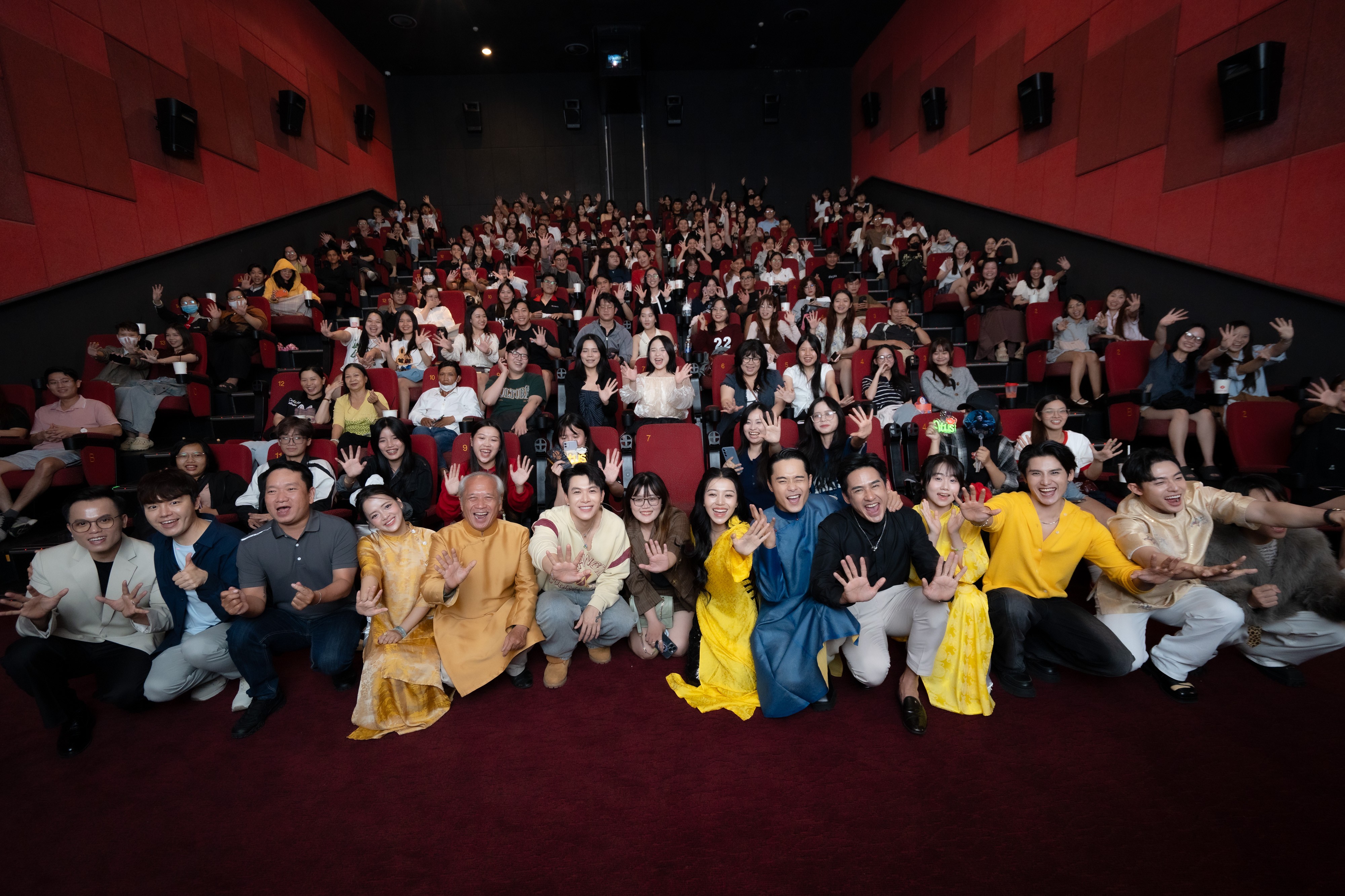 'Hoàng tử quỷ' tẩu tán 160.000 vé xem phim, dàn diễn viên hùng hậu đổ bộ các cụm rạp tại TP. HCM