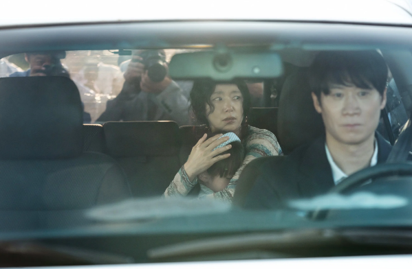 'The Price of Confession': Jeon Do Yeon, Kim Go Eun 'gánh phim'?