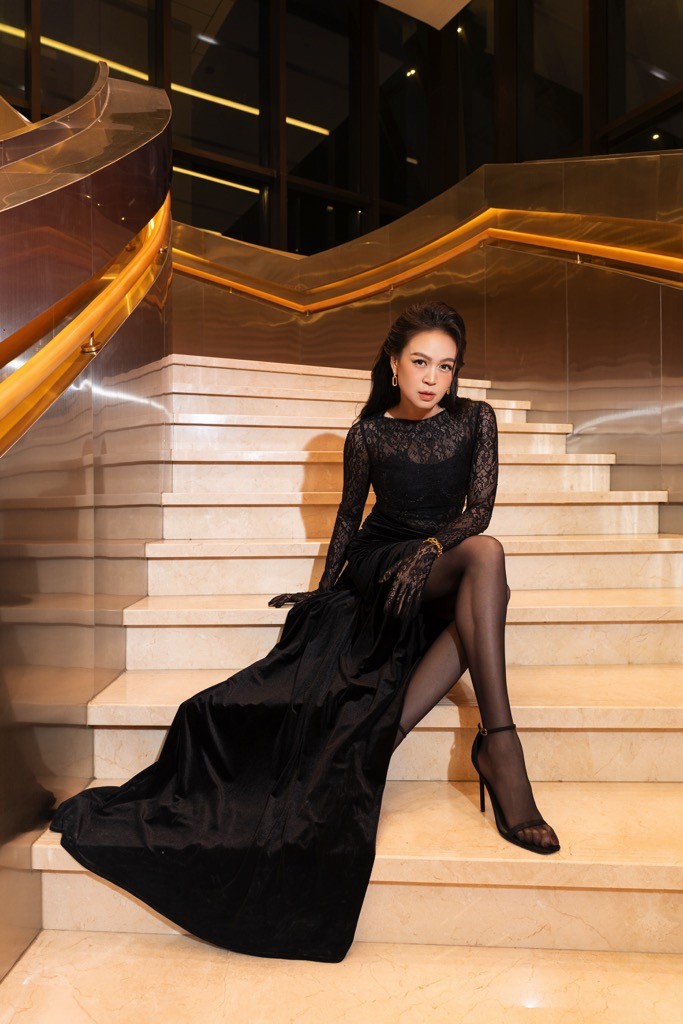 Diễn viên - Siêu mẫu Ngọc Nga diện đồ NTK Đỗ long 'khoe' vóc dáng chuẩn