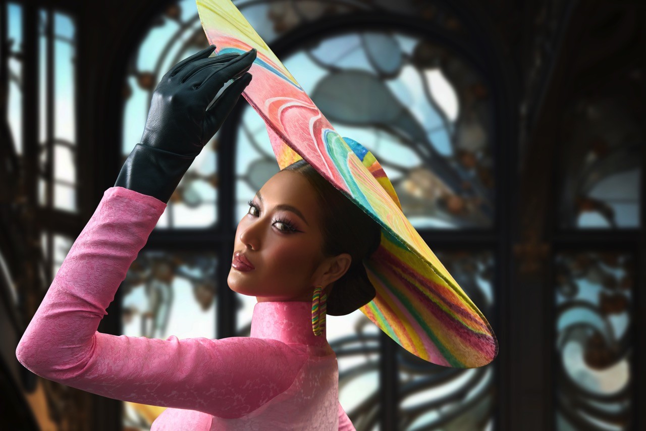 Top 2 'Miss Cosmo 2024' khoe sắc trong tà áo dài, quảng bá văn hóa Việt trước thềm khép lại nhiệm kỳ rực rỡ