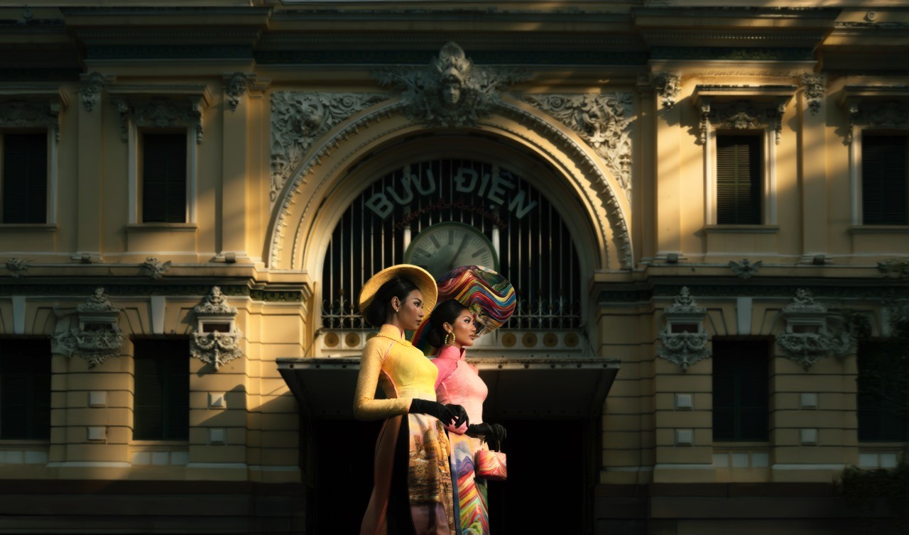 Top 2 'Miss Cosmo 2024' khoe sắc trong tà áo dài, quảng bá văn hóa Việt trước thềm khép lại nhiệm kỳ rực rỡ