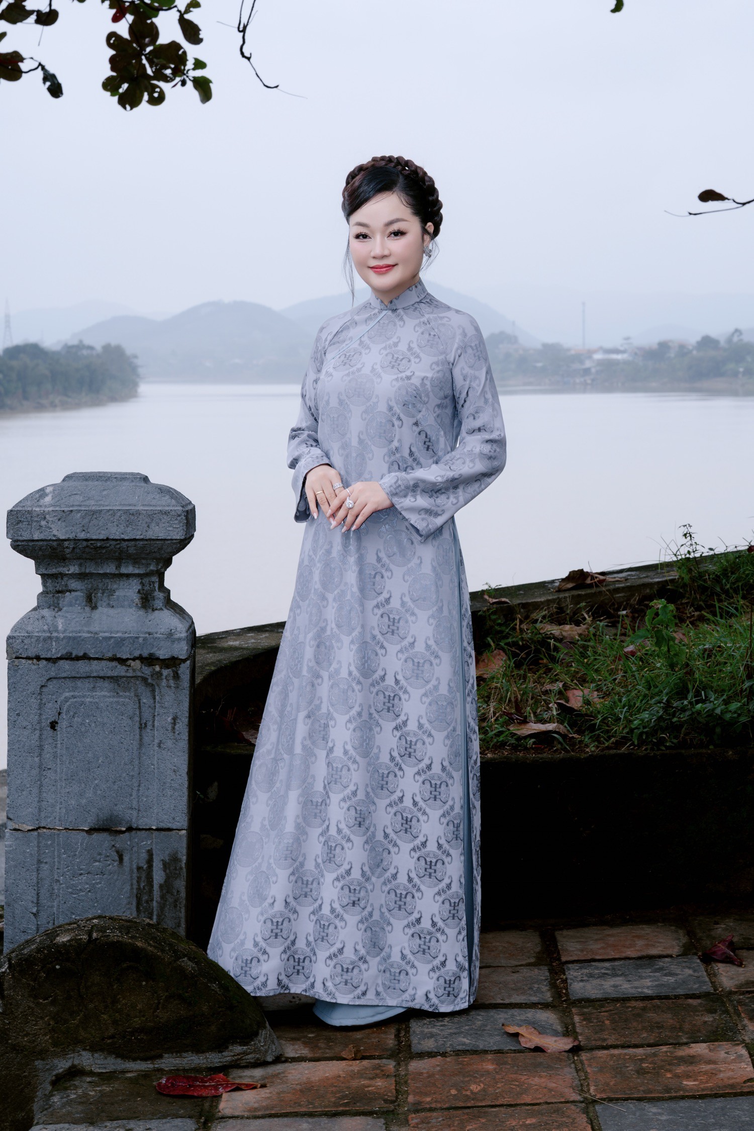 Hoa hậu Hoàng Thanh Nga dịu dàng giữa nét cổ kính của Chùa Thiên Mụ, tôn vinh vẻ đẹp truyền thống Việt