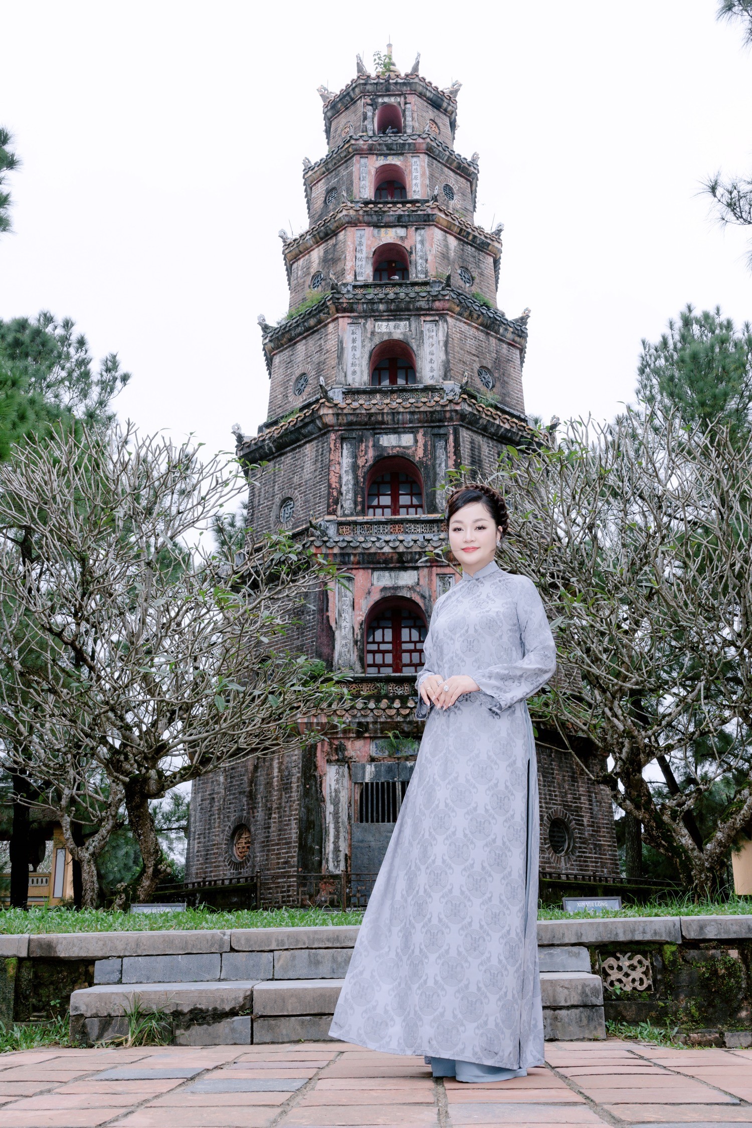 Hoa hậu Hoàng Thanh Nga dịu dàng giữa nét cổ kính của Chùa Thiên Mụ, tôn vinh vẻ đẹp truyền thống Việt