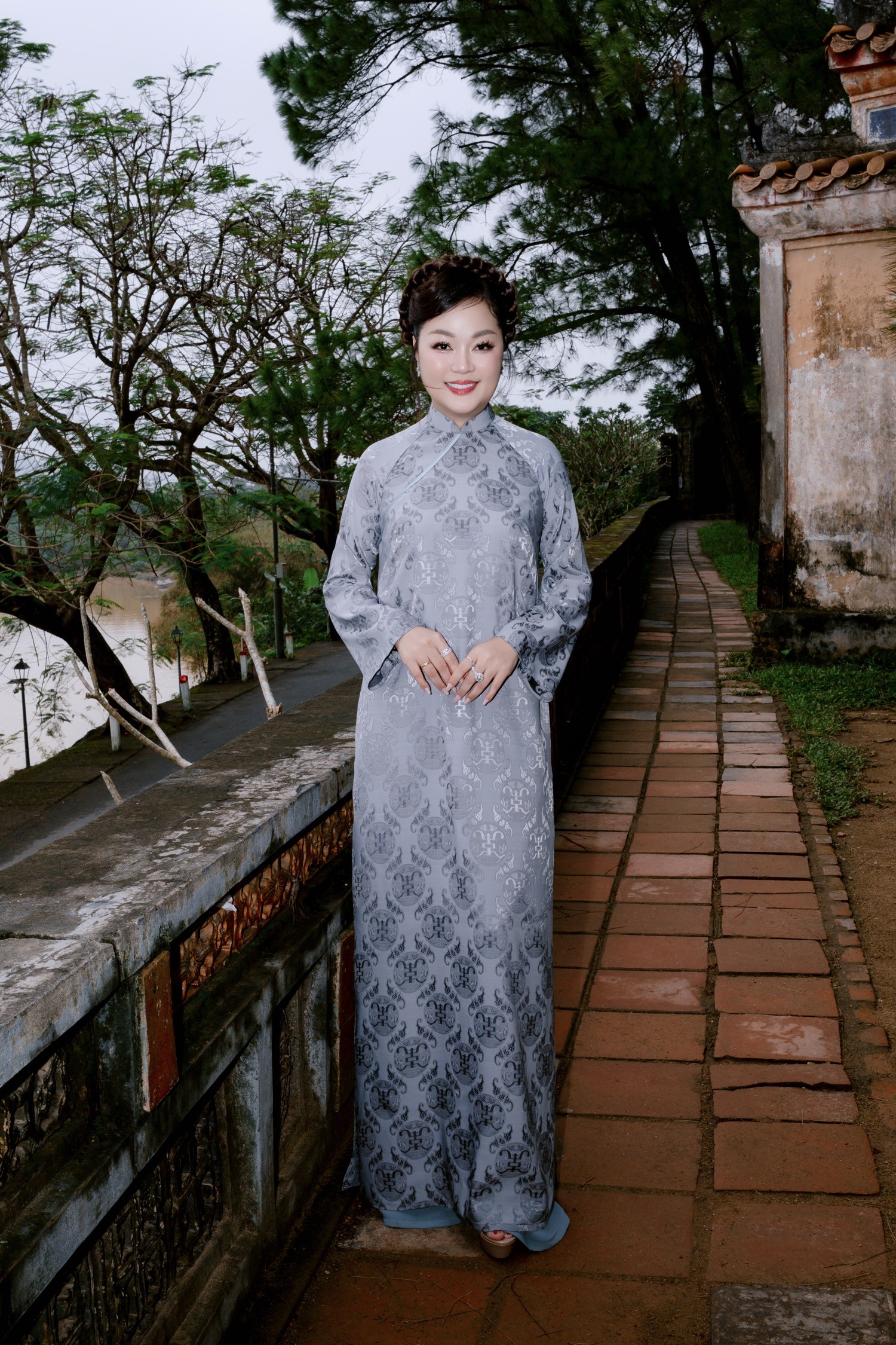 Hoa hậu Hoàng Thanh Nga dịu dàng giữa nét cổ kính của Chùa Thiên Mụ, tôn vinh vẻ đẹp truyền thống Việt