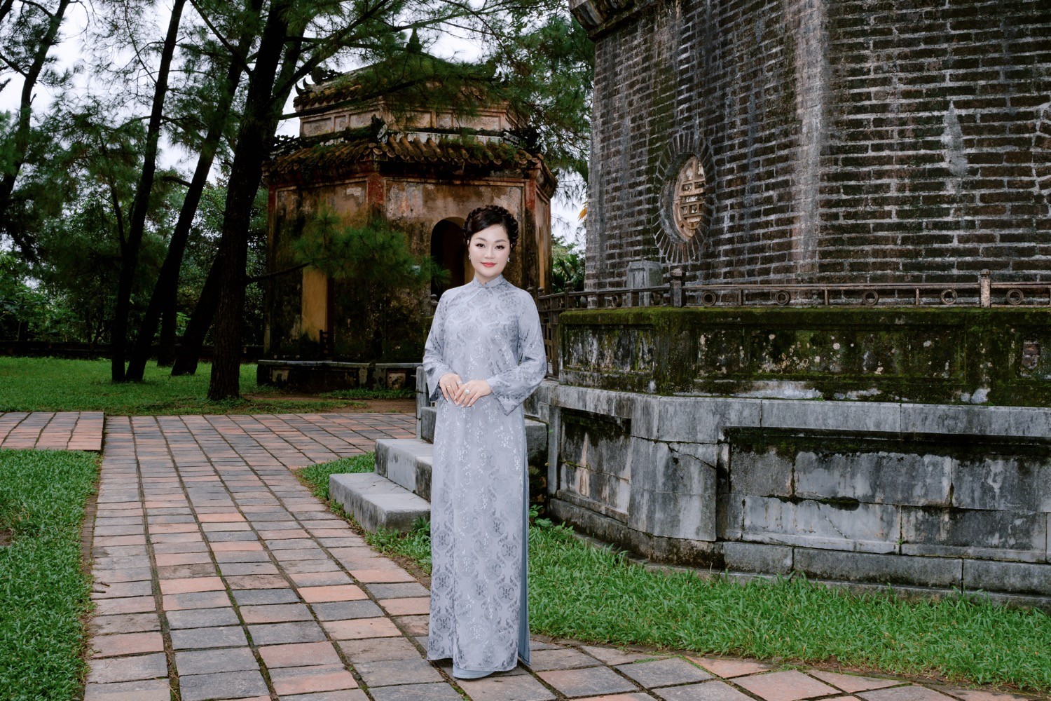 Hoa hậu Hoàng Thanh Nga dịu dàng giữa nét cổ kính của Chùa Thiên Mụ, tôn vinh vẻ đẹp truyền thống Việt