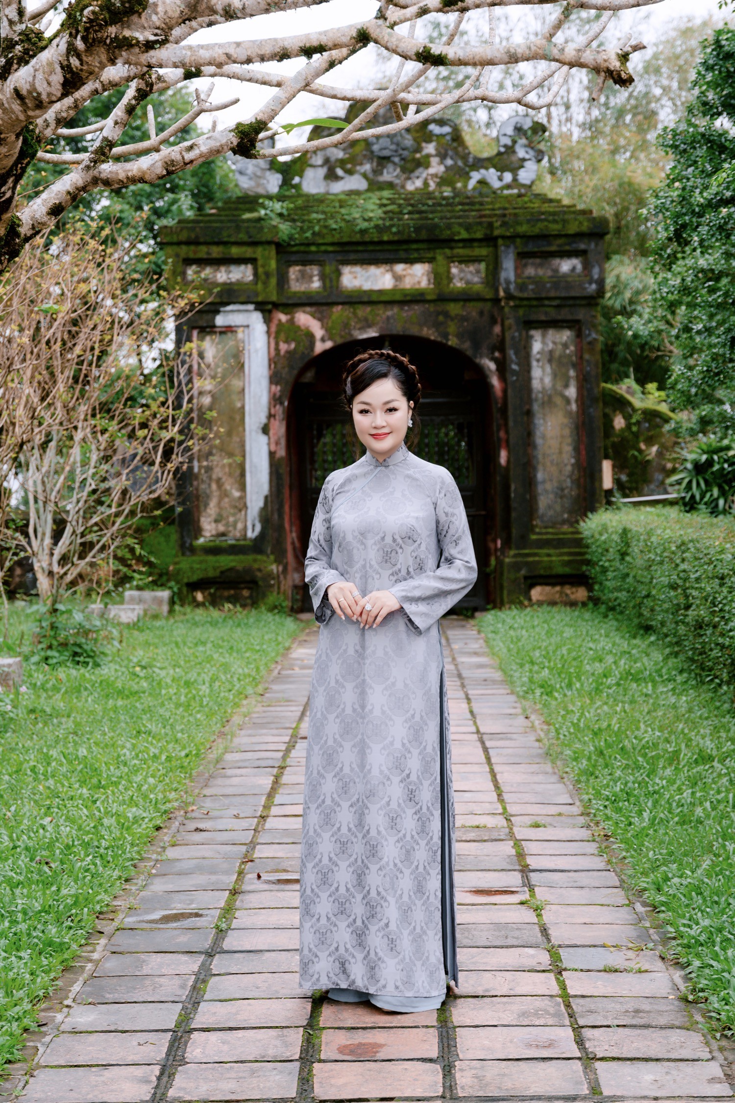 Hoa hậu Hoàng Thanh Nga dịu dàng giữa nét cổ kính của Chùa Thiên Mụ, tôn vinh vẻ đẹp truyền thống Việt