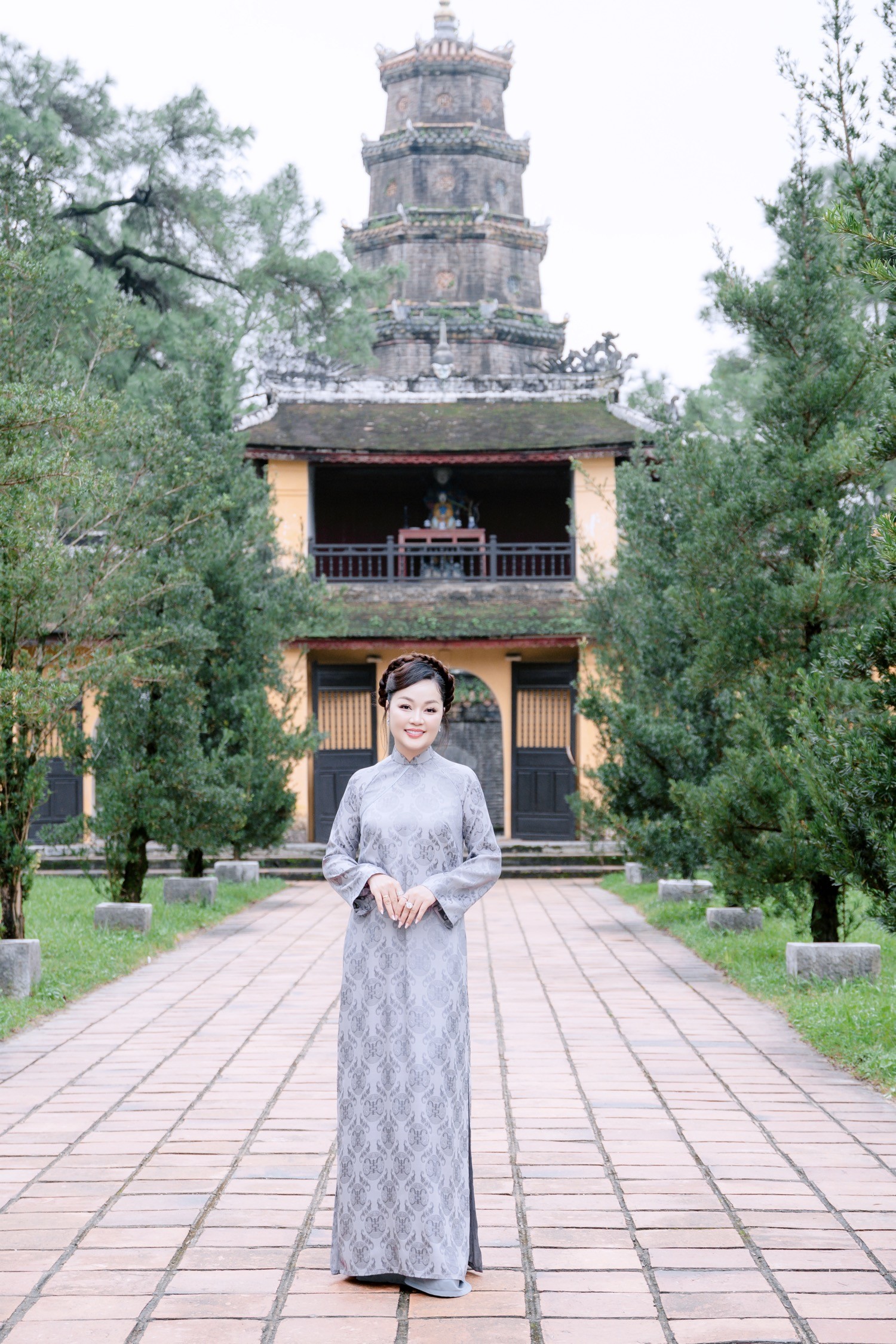 Hoa hậu Hoàng Thanh Nga dịu dàng giữa nét cổ kính của Chùa Thiên Mụ, tôn vinh vẻ đẹp truyền thống Việt