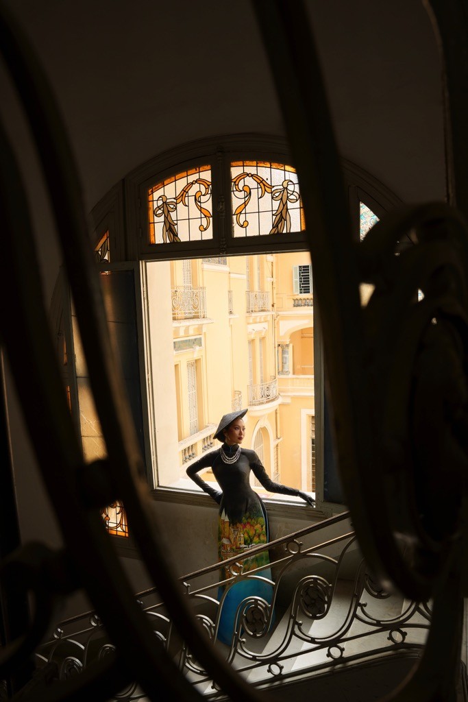 Top 2 'Miss Cosmo 2024' khoe sắc trong tà áo dài, quảng bá văn hóa Việt trước thềm khép lại nhiệm kỳ rực rỡ