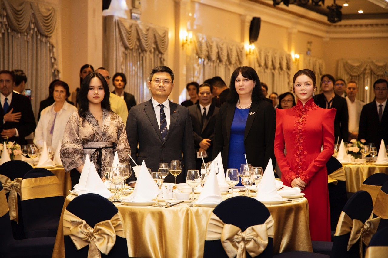 Lý Nhã Kỳ chủ trì sự kiện ngoại giao kỷ niệm 75 năm quan hệ Việt Nam - Romania Lý Nhã Kỳ chủ trì sự kiện ngoại giao kỷ niệm 75 năm quan hệ Việt Nam - Romania