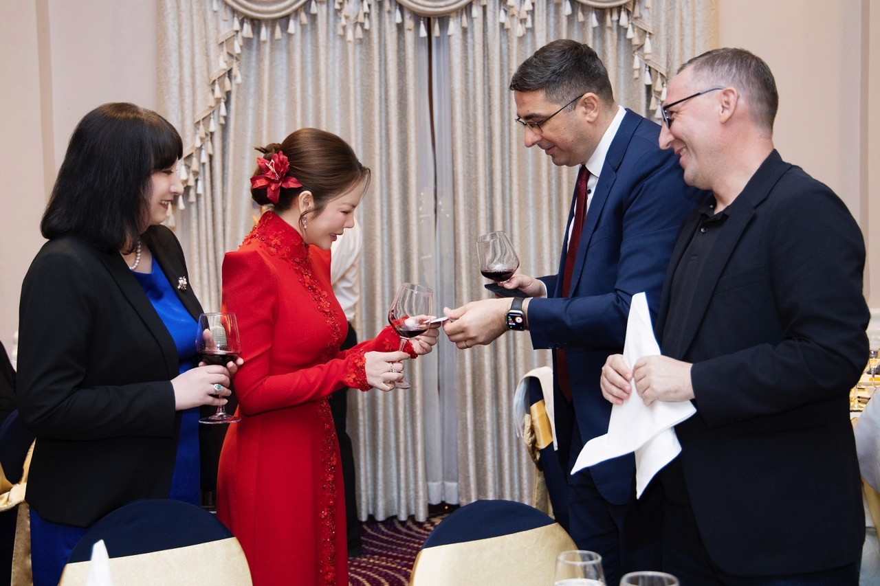 Lý Nhã Kỳ chủ trì sự kiện ngoại giao kỷ niệm 75 năm quan hệ Việt Nam - Romania Lý Nhã Kỳ chủ trì sự kiện ngoại giao kỷ niệm 75 năm quan hệ Việt Nam - Romania