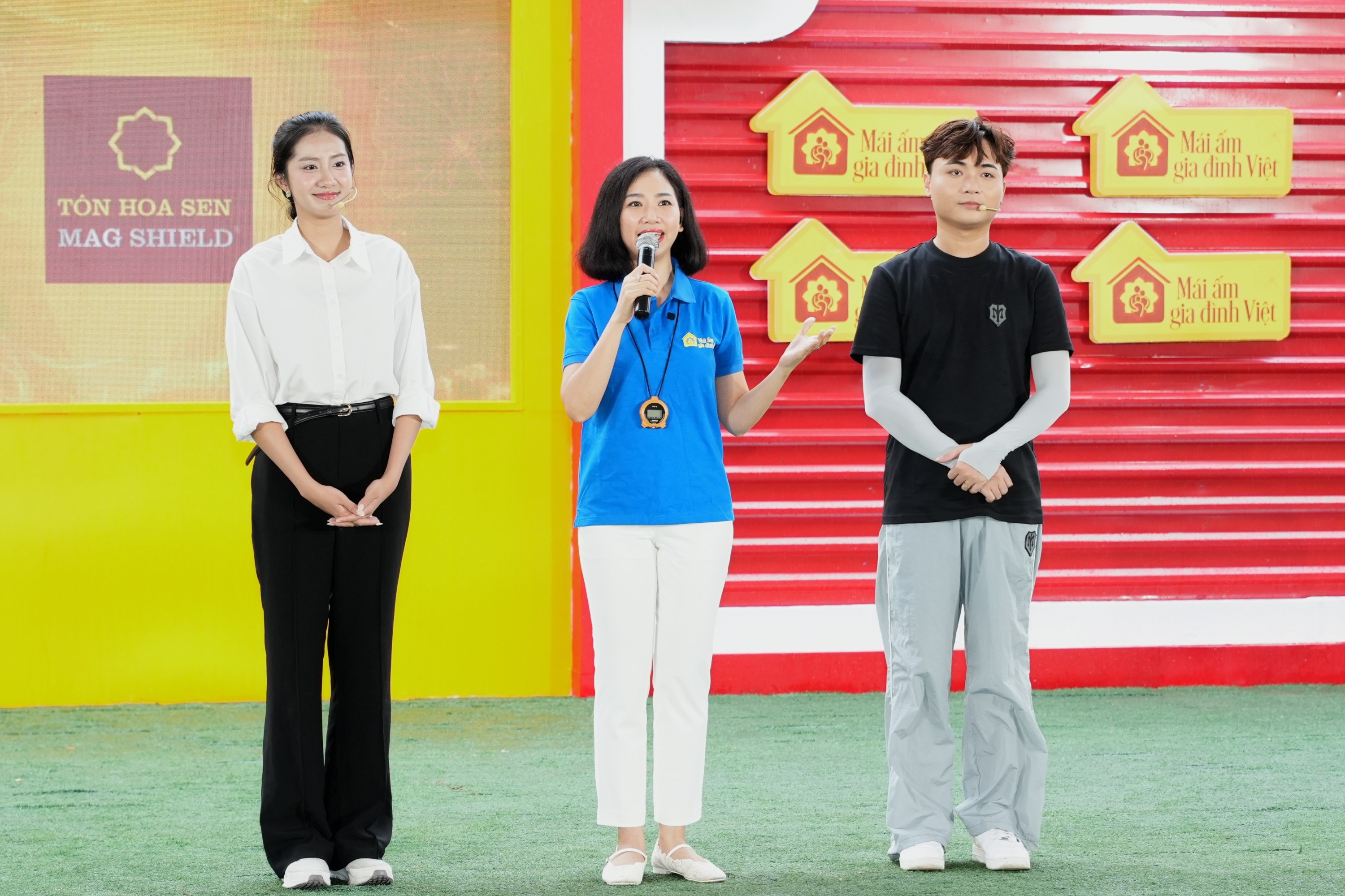 'Mái ấm gia đình Việt': Hoa hậu Trúc Linh, ca sĩ Huy R nghẹn ngào trước nghị lực phi thường của cô bé 17 tuổi