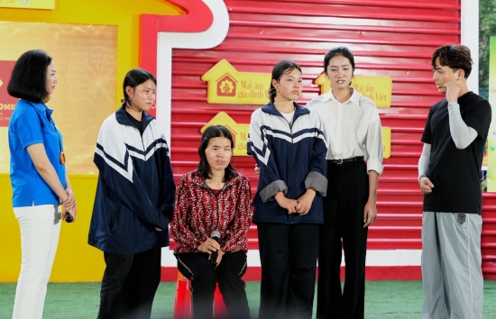 'Mái ấm gia đình Việt': Hoa hậu Trúc Linh, ca sĩ Huy R nghẹn ngào trước nghị lực phi thường của cô bé 17 tuổi