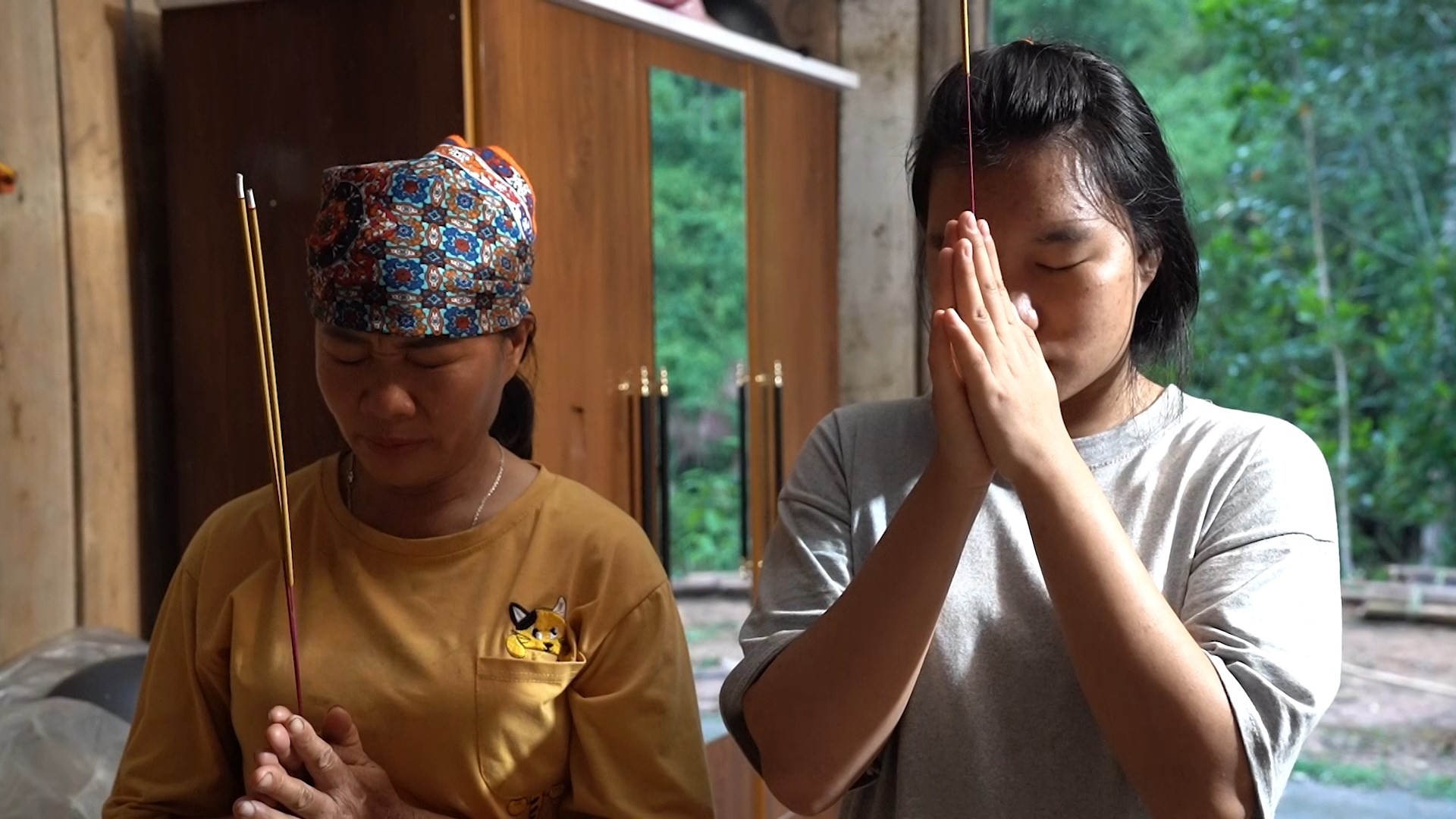 'Mái ấm gia đình Việt': Hoa hậu Trúc Linh, ca sĩ Huy R nghẹn ngào trước nghị lực phi thường của cô bé 17 tuổi