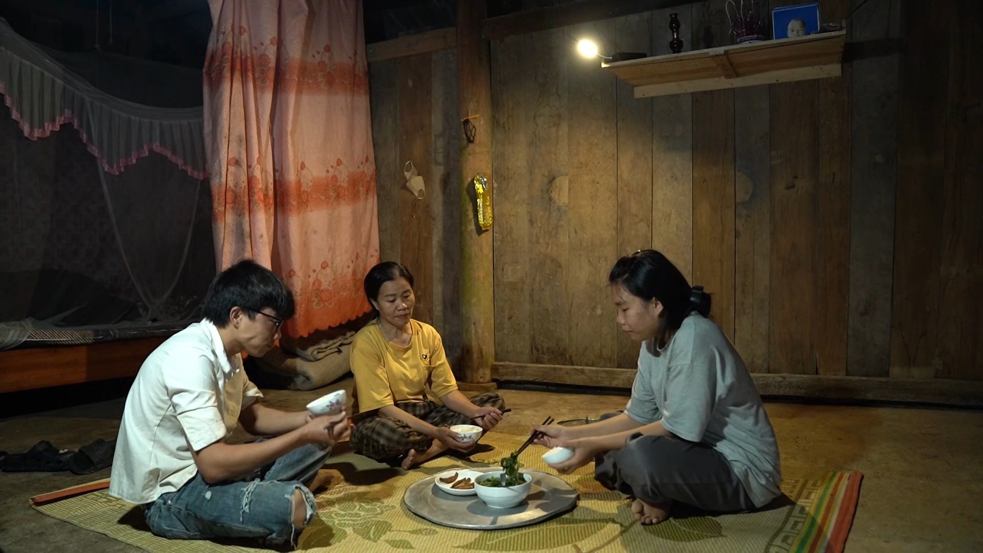 'Mái ấm gia đình Việt': Hoa hậu Trúc Linh, ca sĩ Huy R nghẹn ngào trước nghị lực phi thường của cô bé 17 tuổi