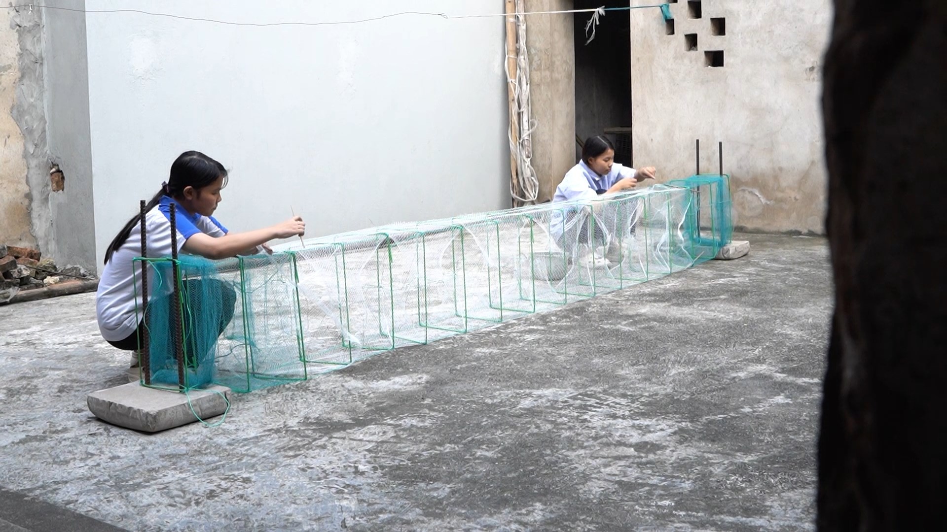 'Mái ấm gia đình Việt': Hoa hậu Trúc Linh, ca sĩ Huy R nghẹn ngào trước nghị lực phi thường của cô bé 17 tuổi