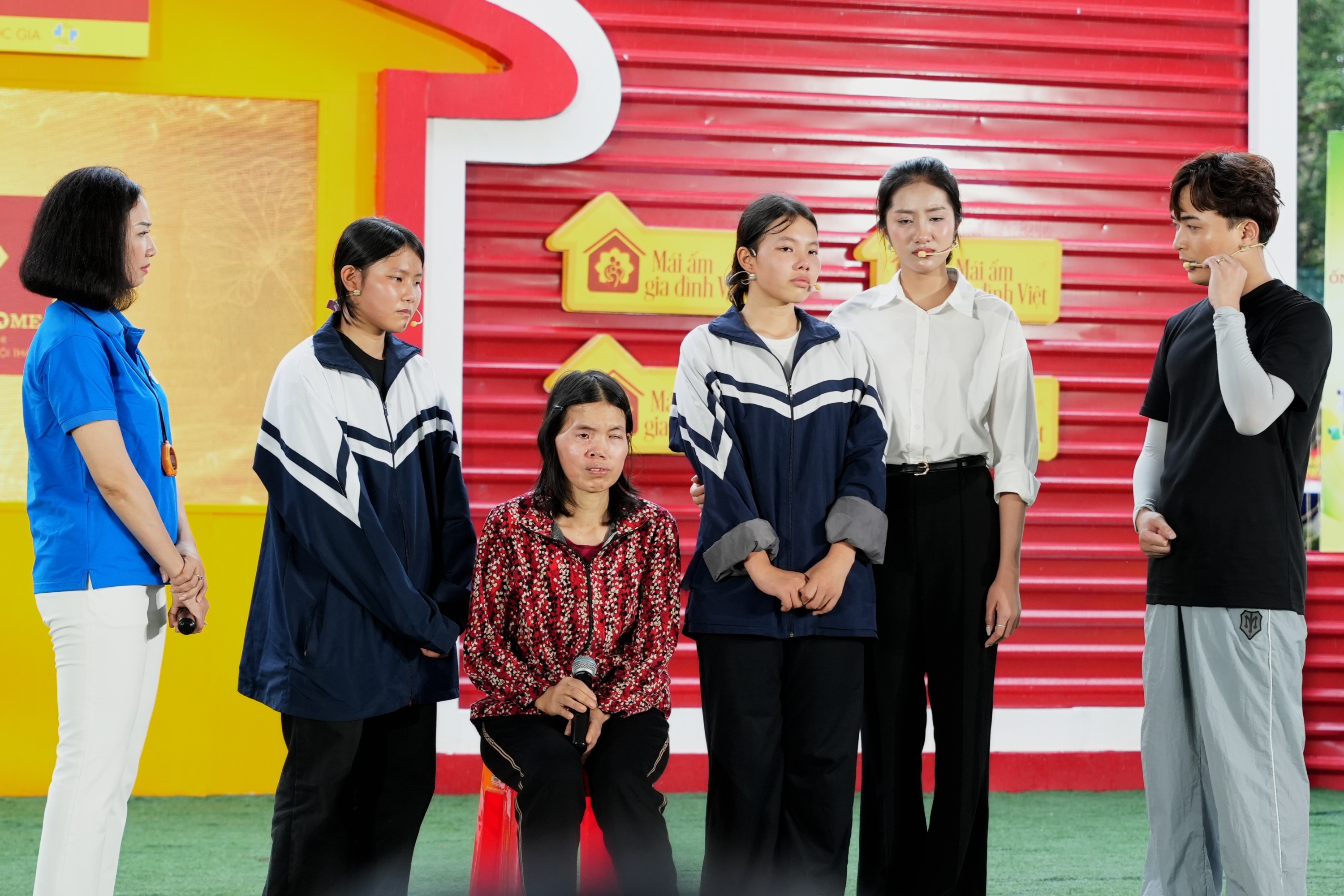 'Mái ấm gia đình Việt': Hoa hậu Trúc Linh, ca sĩ Huy R nghẹn ngào trước nghị lực phi thường của cô bé 17 tuổi