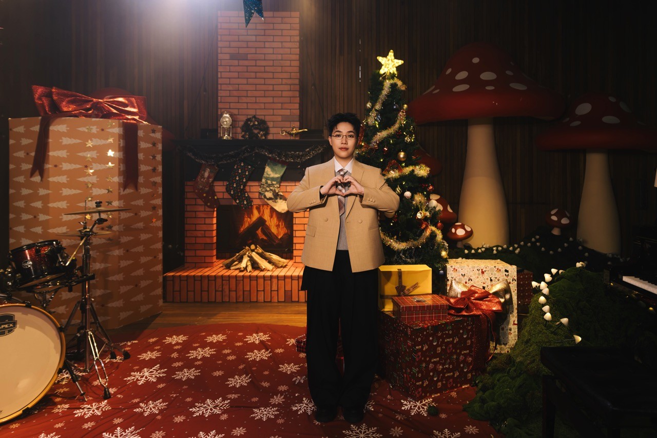 Kai Đinh rủ Min, Hoàng Dũng, Dangrangto, Juky San… ra nhạc Giáng sinh siêu đáng yêu