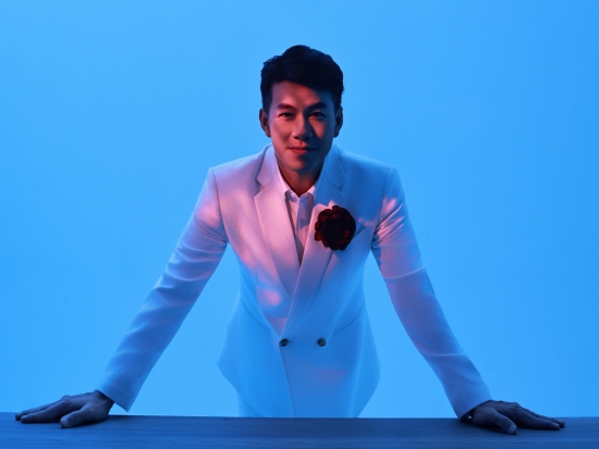 Hồ Trung Dũng kể hành trình âm nhạc qua album 'Alive', trích lợi nhuận hỗ trợ đồng bào miền Trung