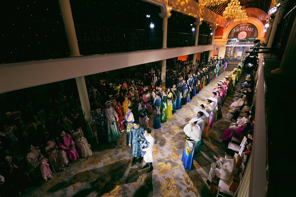 Đại diện Peru, Philippines, Bahamas, Ecuador và Việt Nam xuất sắc lọt Top 5 hạng mục 'Best in ao dai' tại Fashion show 'Best of Vietnam' mùa 2