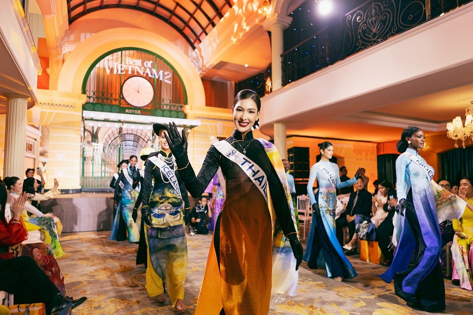 Đại diện Peru, Philippines, Bahamas, Ecuador và Việt Nam xuất sắc lọt Top 5 hạng mục 'Best in ao dai' tại Fashion show 'Best of Vietnam' mùa 2