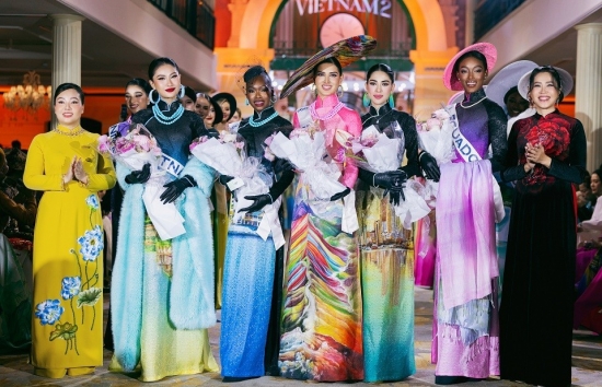 Đại diện Peru, Philippines, Bahamas, Ecuador và Việt Nam xuất sắc lọt Top 5 hạng mục 'Best in ao dai' tại Fashion show 'Best of Vietnam' mùa 2