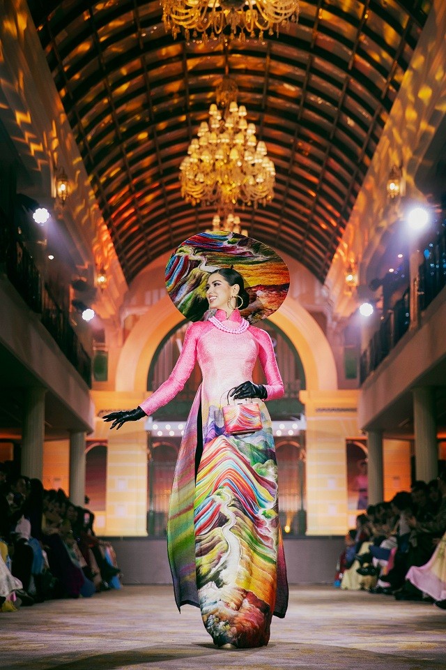 Đại diện Peru, Philippines, Bahamas, Ecuador và Việt Nam xuất sắc lọt Top 5 hạng mục 'Best in ao dai' tại Fashion show 'Best of Vietnam' mùa 2