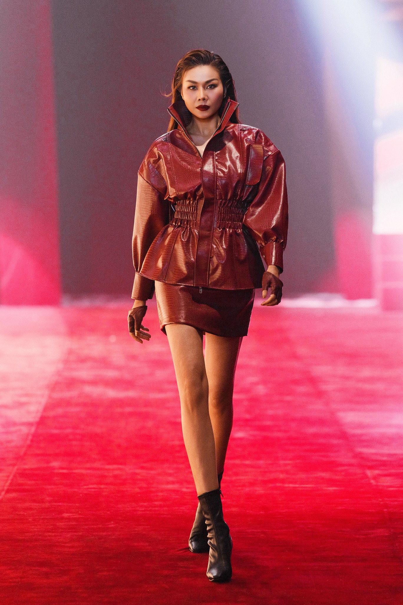 Thanh Hằng 'quần quật' chạy show cuối tuần, 'biến hóa' khi xuất hiện ở 2 sự kiện trong cùng buổi tối