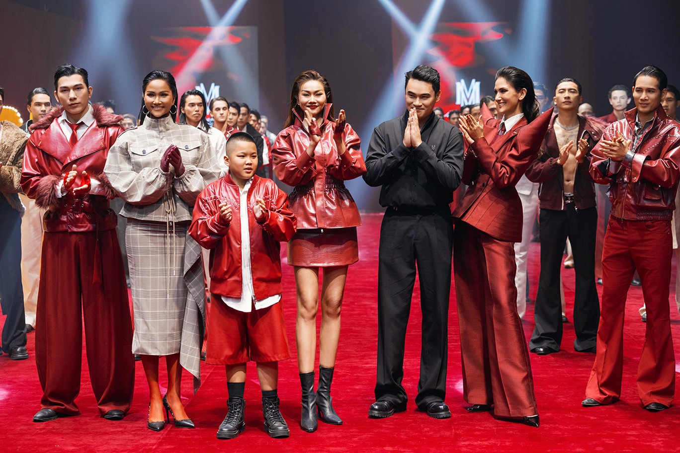 Thanh Hằng 'quần quật' chạy show cuối tuần, 'biến hóa' khi xuất hiện ở 2 sự kiện trong cùng buổi tối