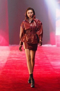 Thanh Hằng 'quần quật' chạy show cuối tuần, 'biến hóa' khi xuất hiện ở 2 sự kiện trong cùng buổi tối