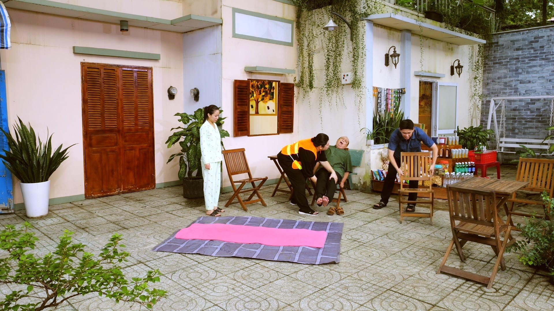 'Xóm trọ Thanh Xuân': Tuyền Mập trổ tài nắn xương khớp cho Tiểu Bảo Quốc và cái kết phải nhập viện