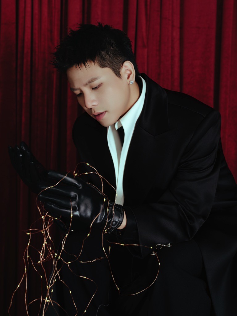 Quân A.P tặng quà Noel sớm cho fan, kể chuyện tình yêu ngọt ngào trong 'Lửa gần rơm'