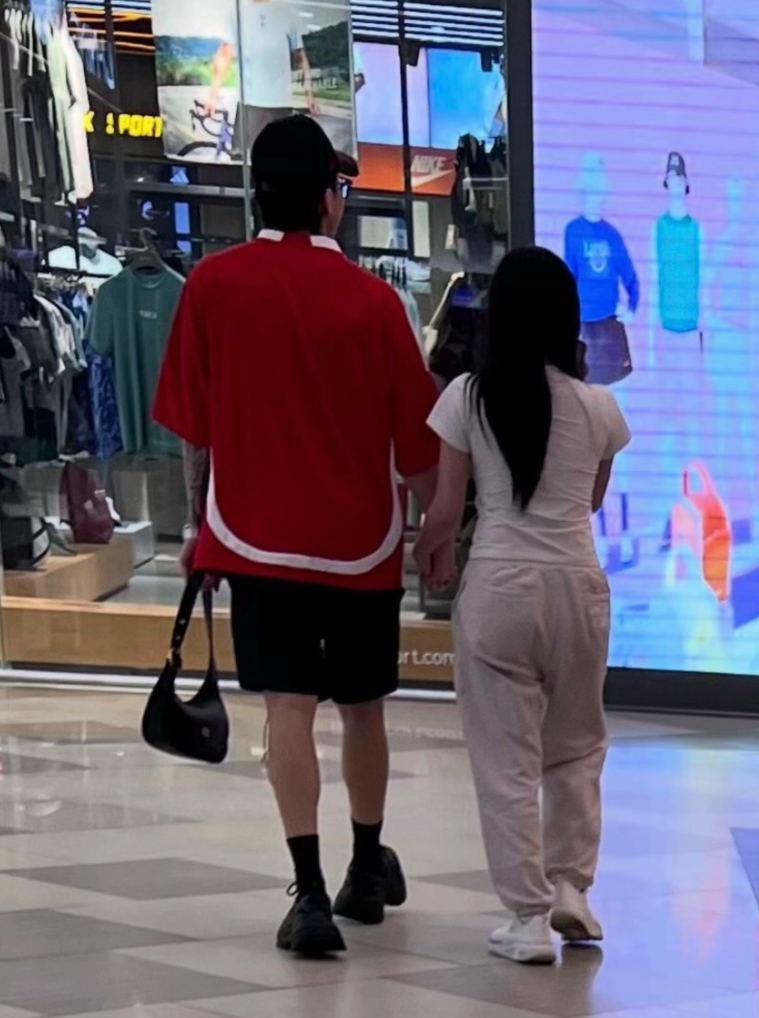 Orange xác nhận tin đồn hẹn hò với Wokeup?