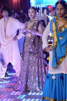 'Đám cưới kiểu Ấn Độ' của Khả Ngân trong 'Vạn dặm yêu em'