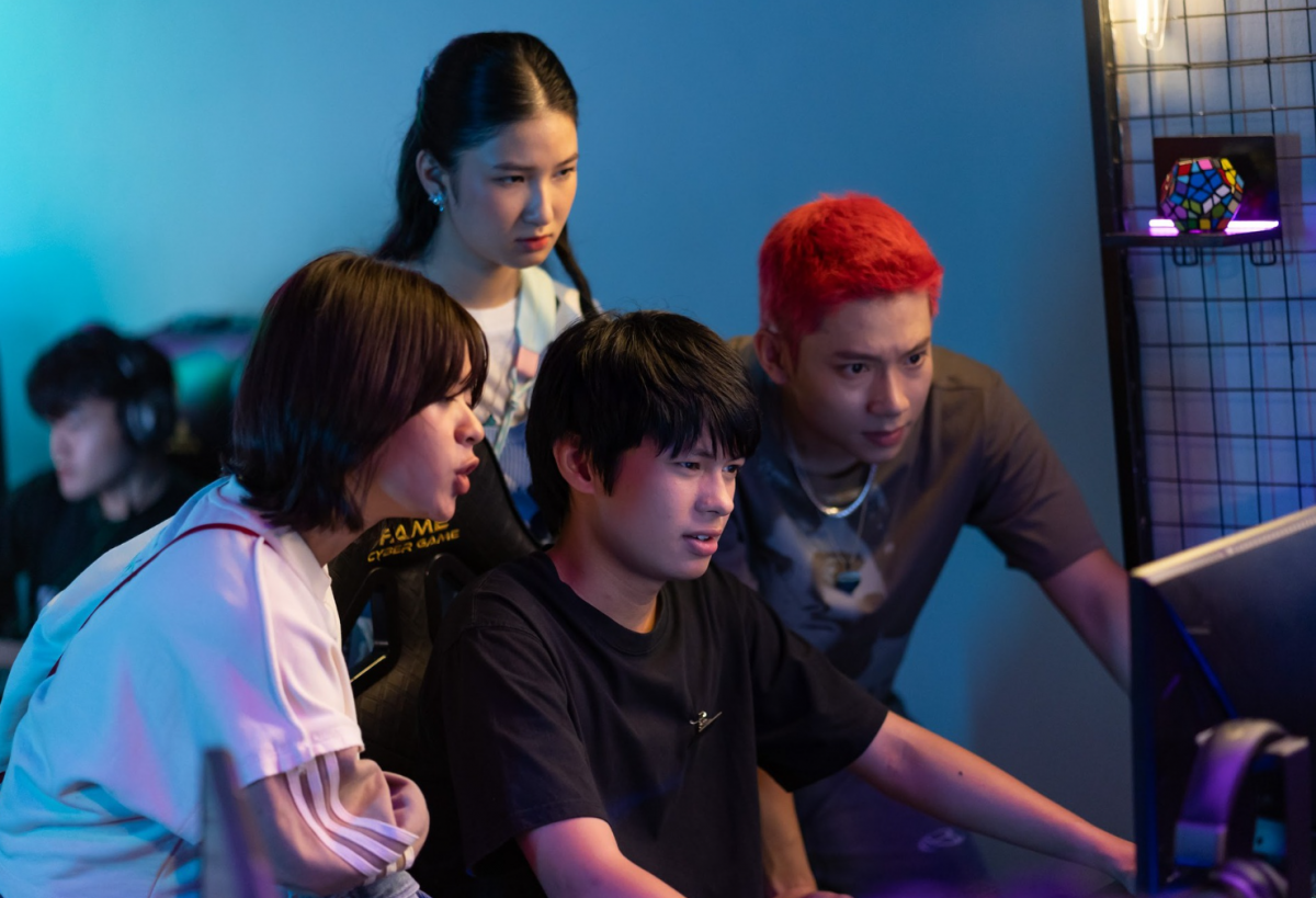 (Review) 'Thế hệ kỳ tích': Khi nhiệt huyết đi nhanh hơn độ chín của điện ảnh