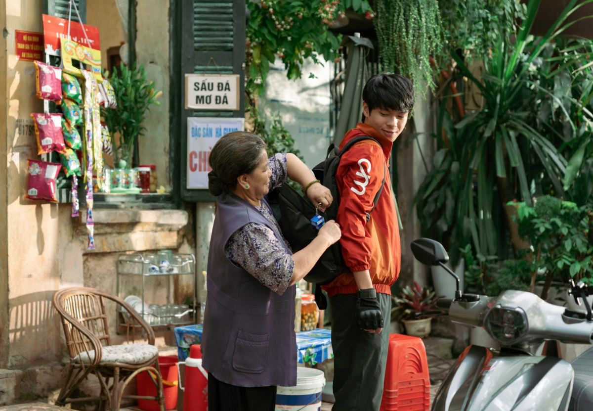 (Review) 'Thế hệ kỳ tích': Khi nhiệt huyết đi nhanh hơn độ chín của điện ảnh