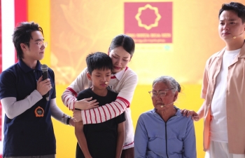'Mái ấm gia đình Việt': Ca sĩ Lương Bích Hữu, Á hậu Phương Anh cùng các nghệ sĩ xúc động trước nghị lực của các em nhỏ tại Tây Ninh