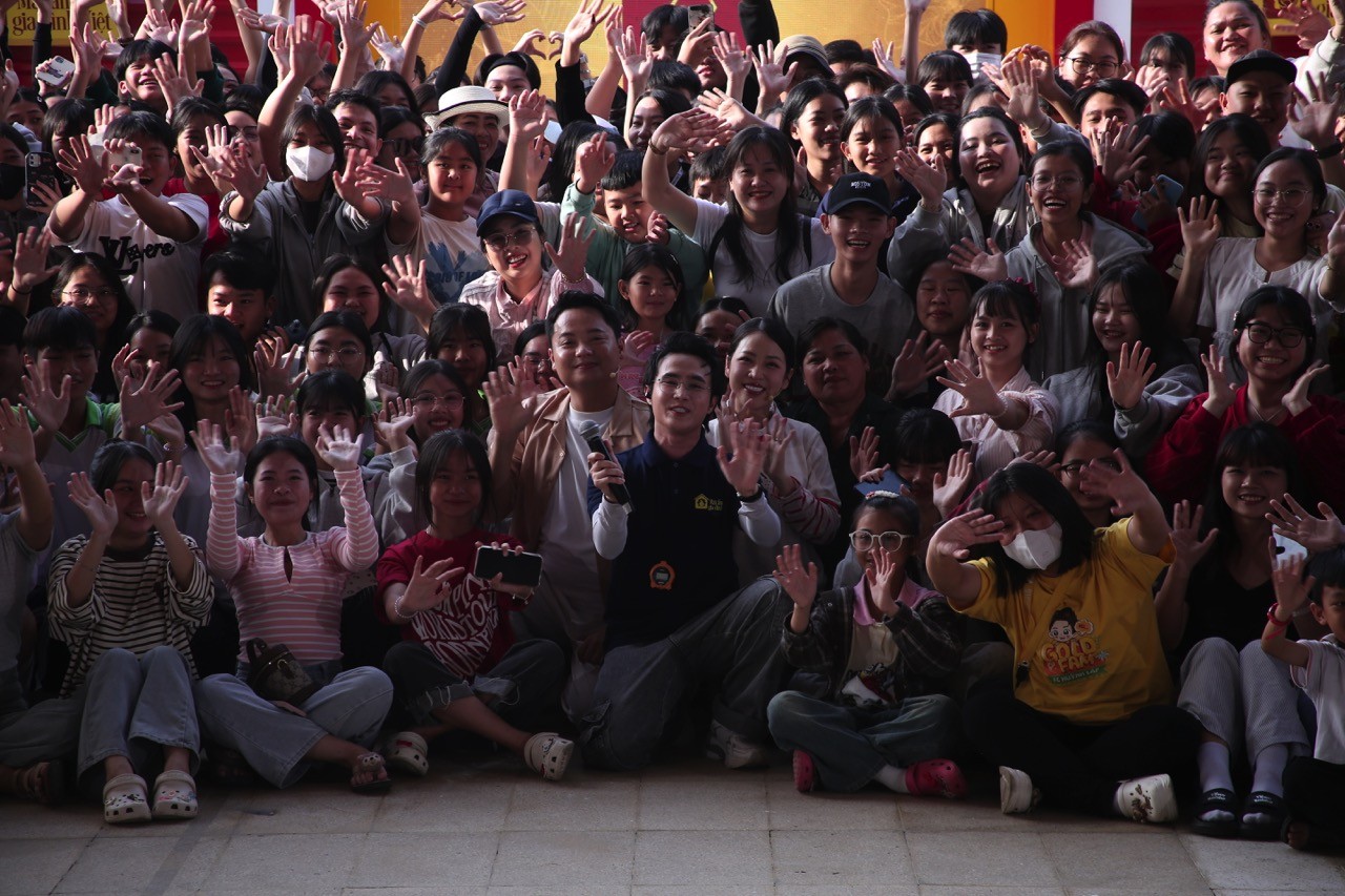 'Mái ấm gia đình Việt': Ca sĩ Lương Bích Hữu, Á hậu Phương Anh cùng các nghệ sĩ xúc động trước nghị lực của các em nhỏ tại Tây Ninh