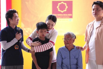 'Mái ấm gia đình Việt': Ca sĩ Lương Bích Hữu, Á hậu Phương Anh cùng các nghệ sĩ xúc động trước nghị lực của các em nhỏ tại Tây Ninh