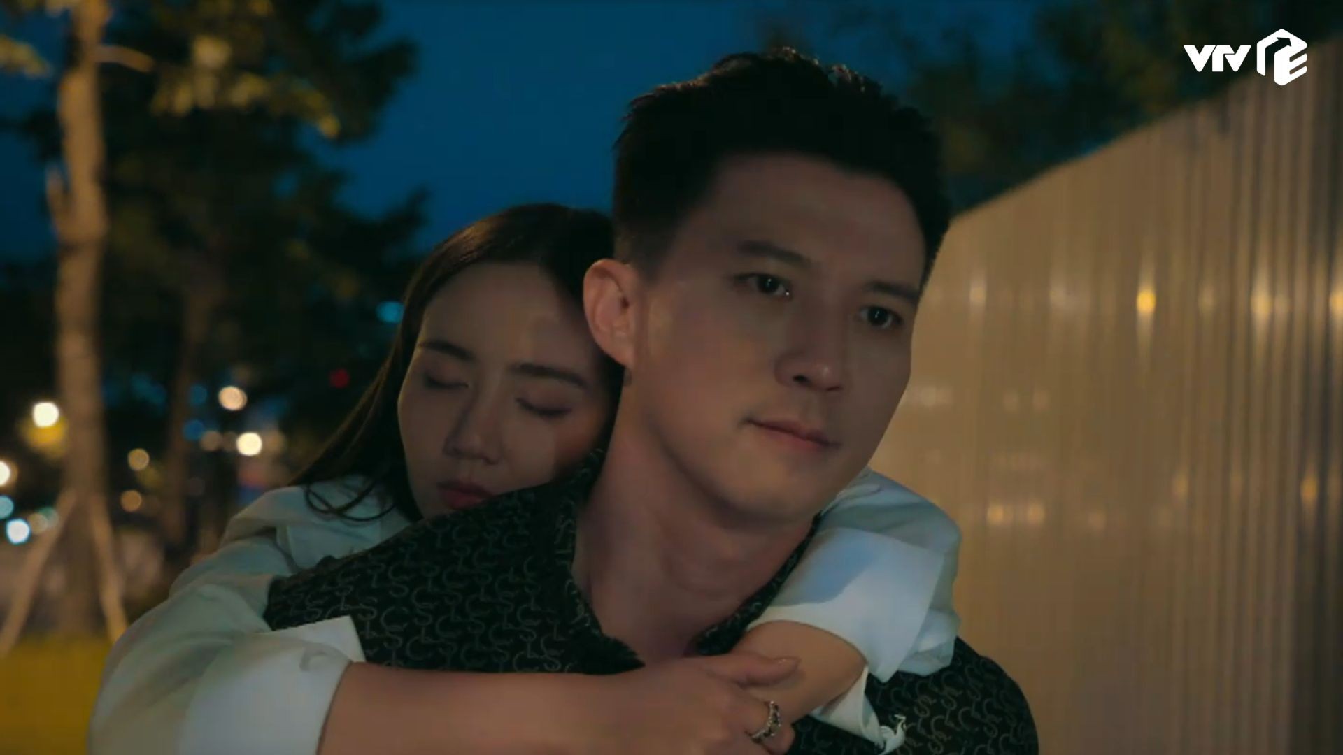 Hà Việt Dũng 'gồng mình' giữa hai thái cực trên sóng giờ vàng