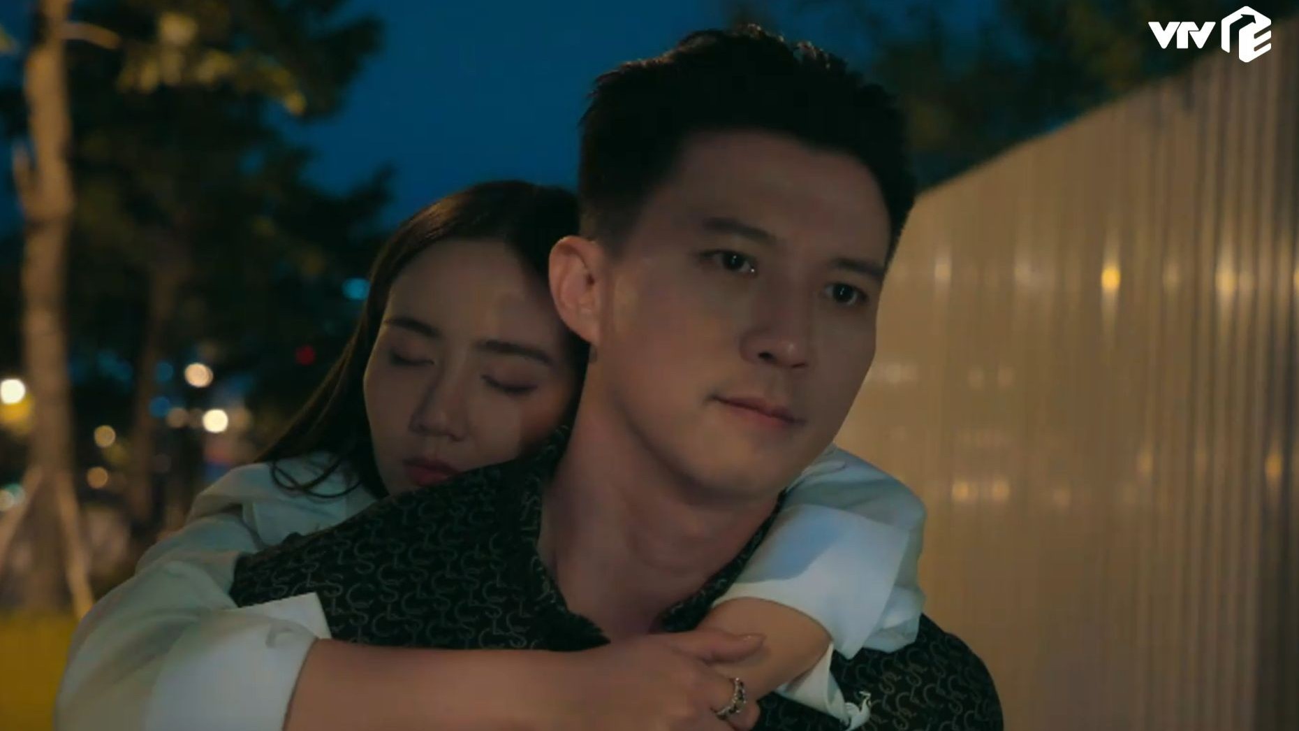 Hà Việt Dũng 'gồng mình' giữa hai thái cực trên sóng giờ vàng