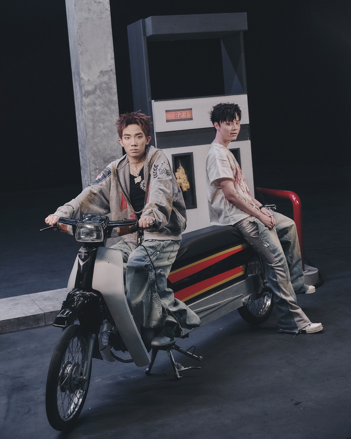 'Phù thủy' Wokeup mời cả Andree Right Hand, Phương Ly, Rhyder và Grey D vào vũ trụ âm nhạc '4 giờ sáng' với EP đầu tay