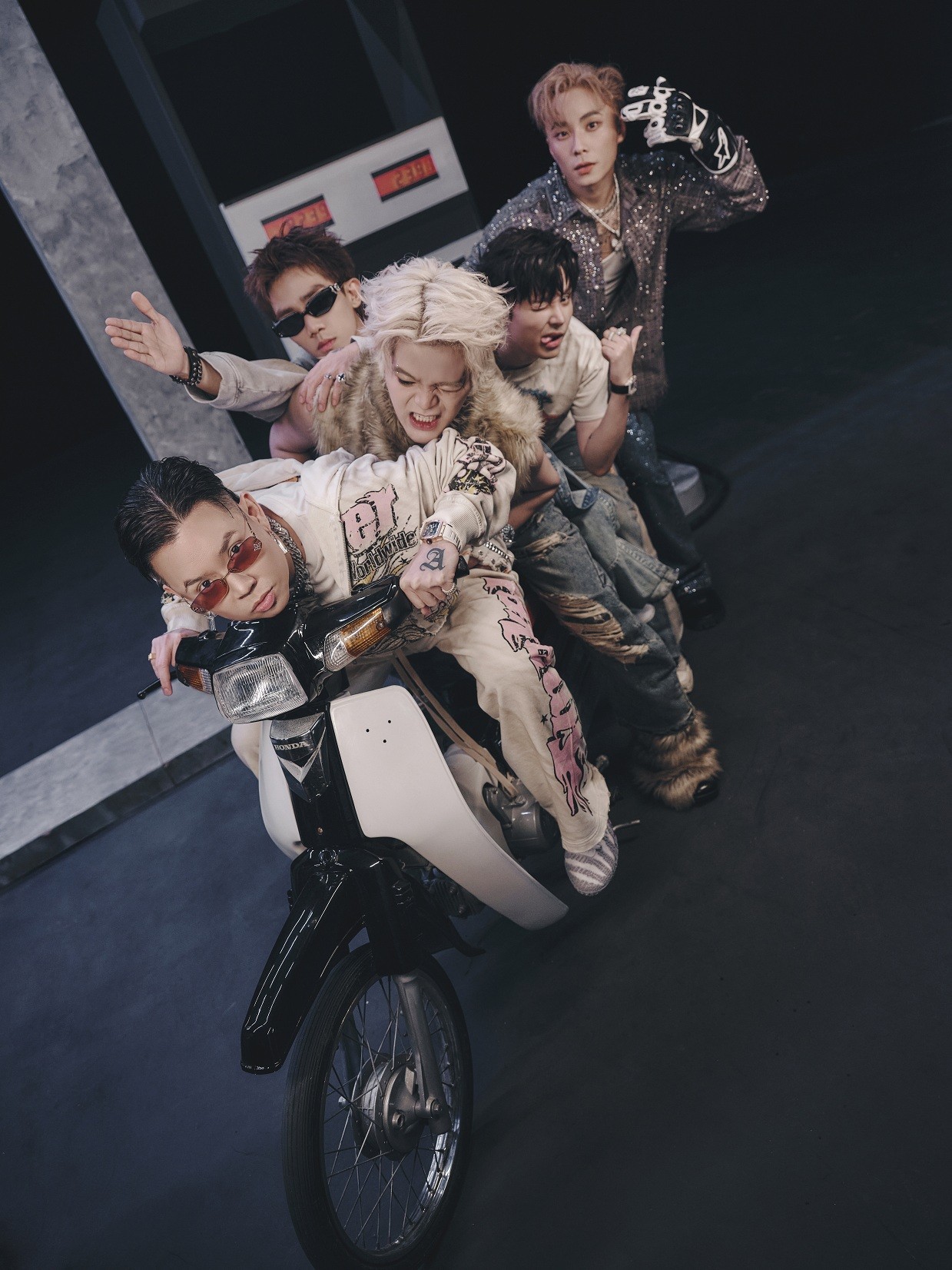 'Phù thủy' Wokeup mời cả Andree Right Hand, Phương Ly, Rhyder và Grey D vào vũ trụ âm nhạc '4 giờ sáng' với EP đầu tay