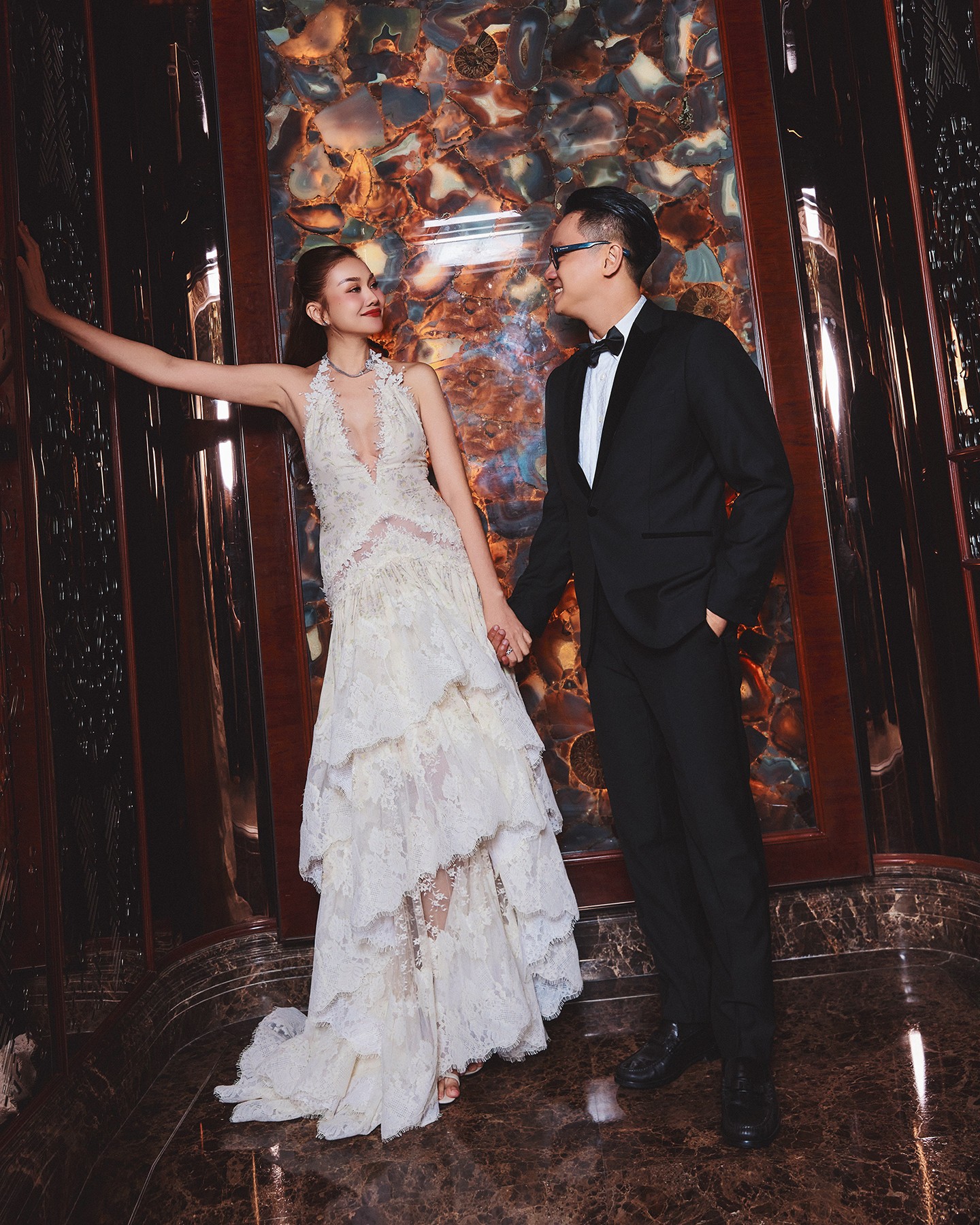 Thanh Hằng được ông xã Trần Nhật Minh 'hộ tống' đi nhận giải thưởng