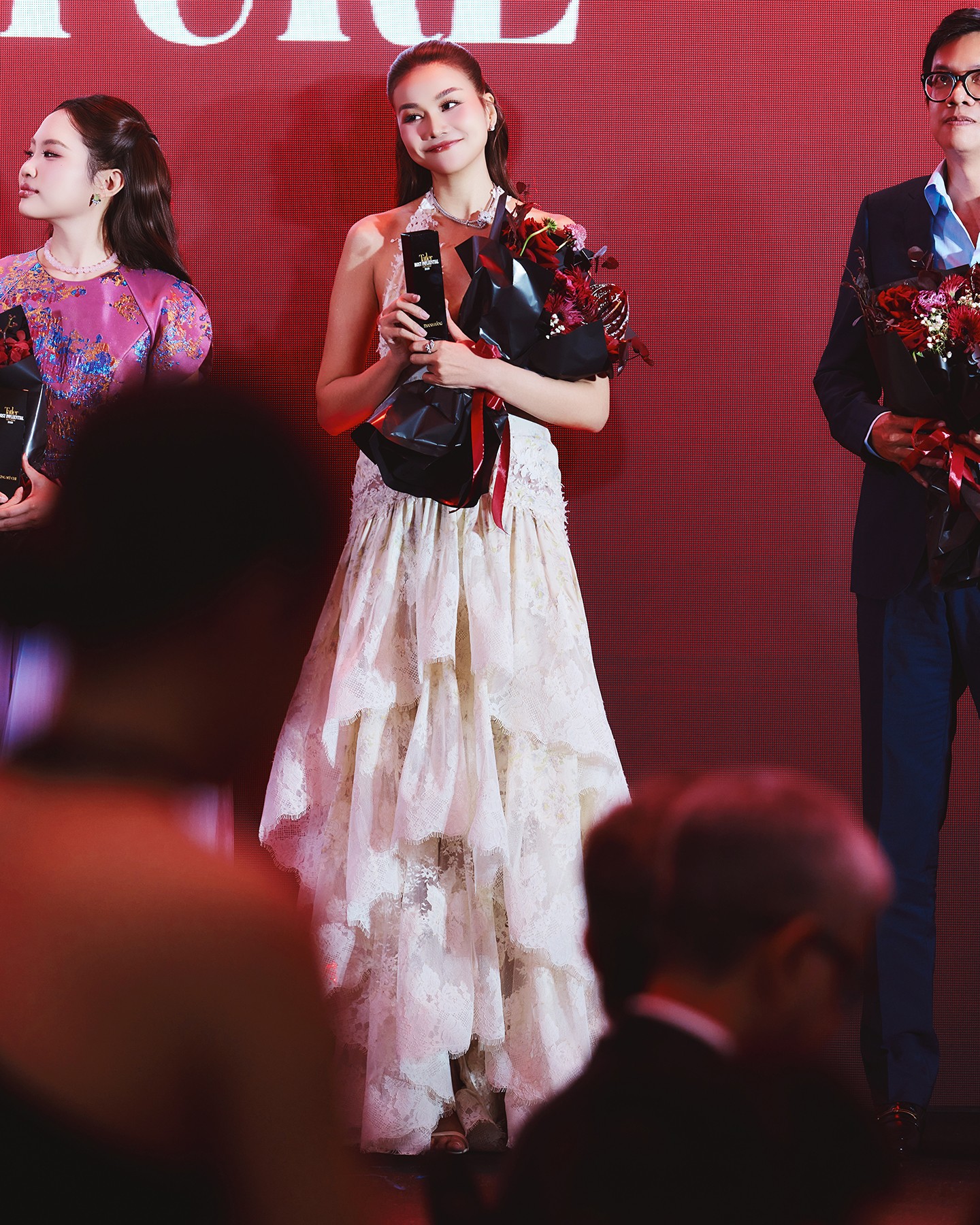 Thanh Hằng được ông xã Trần Nhật Minh 'hộ tống' đi nhận giải thưởng