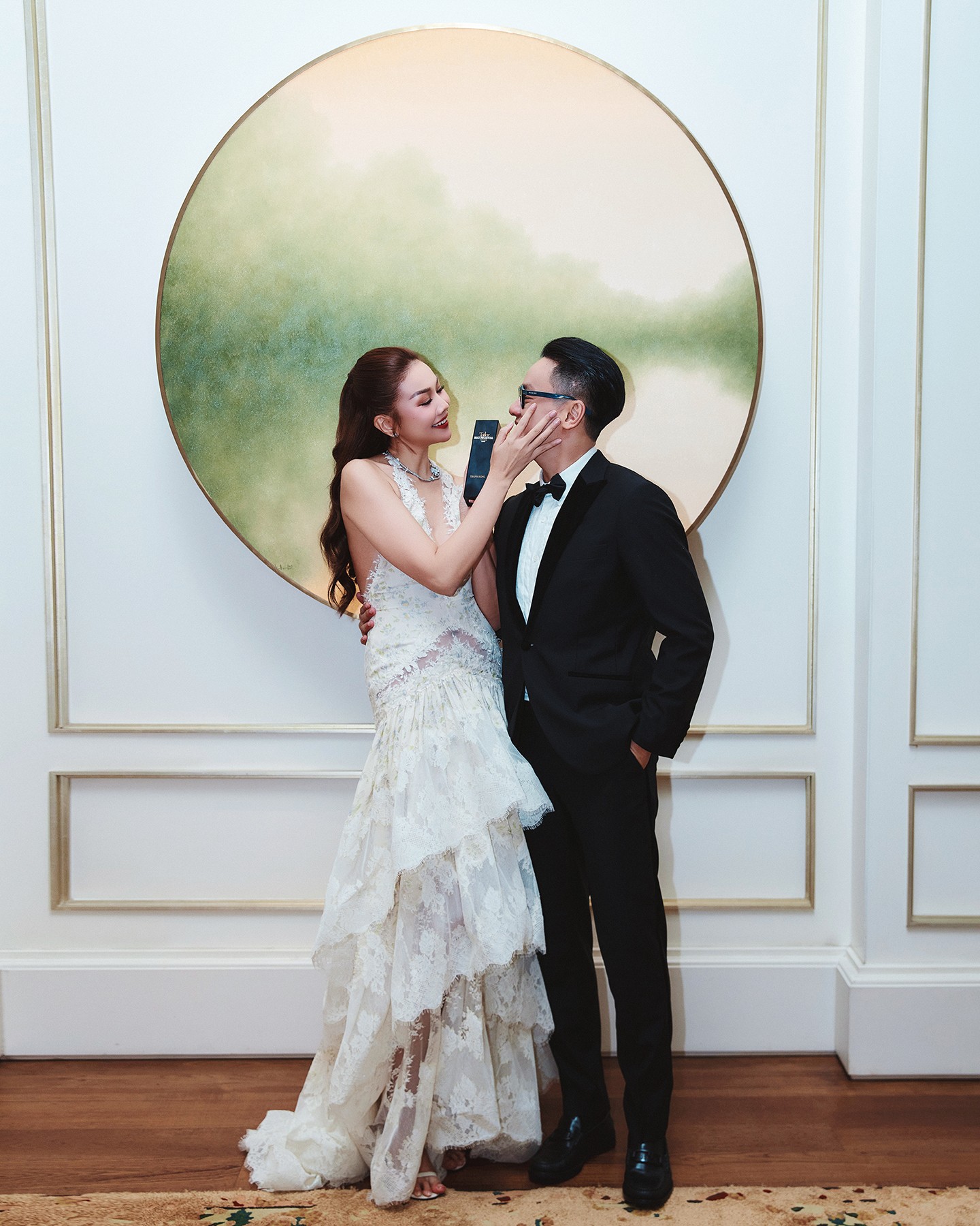 Thanh Hằng được ông xã Trần Nhật Minh 'hộ tống' đi nhận giải thưởng