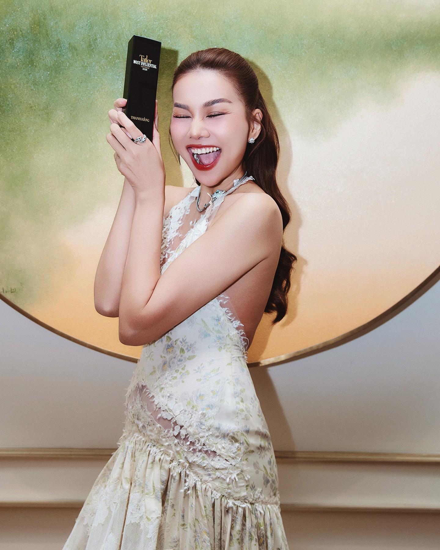 Thanh Hằng được ông xã Trần Nhật Minh 'hộ tống' đi nhận giải thưởng