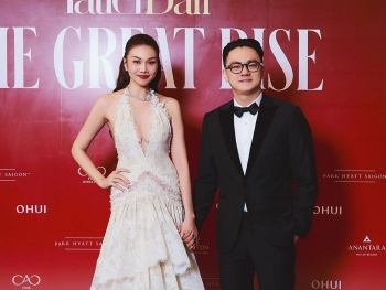 Thanh Hằng được ông xã Trần Nhật Minh 'hộ tống' đi nhận giải thưởng