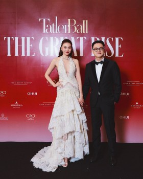 Thanh Hằng được ông xã Trần Nhật Minh 'hộ tống' đi nhận giải thưởng